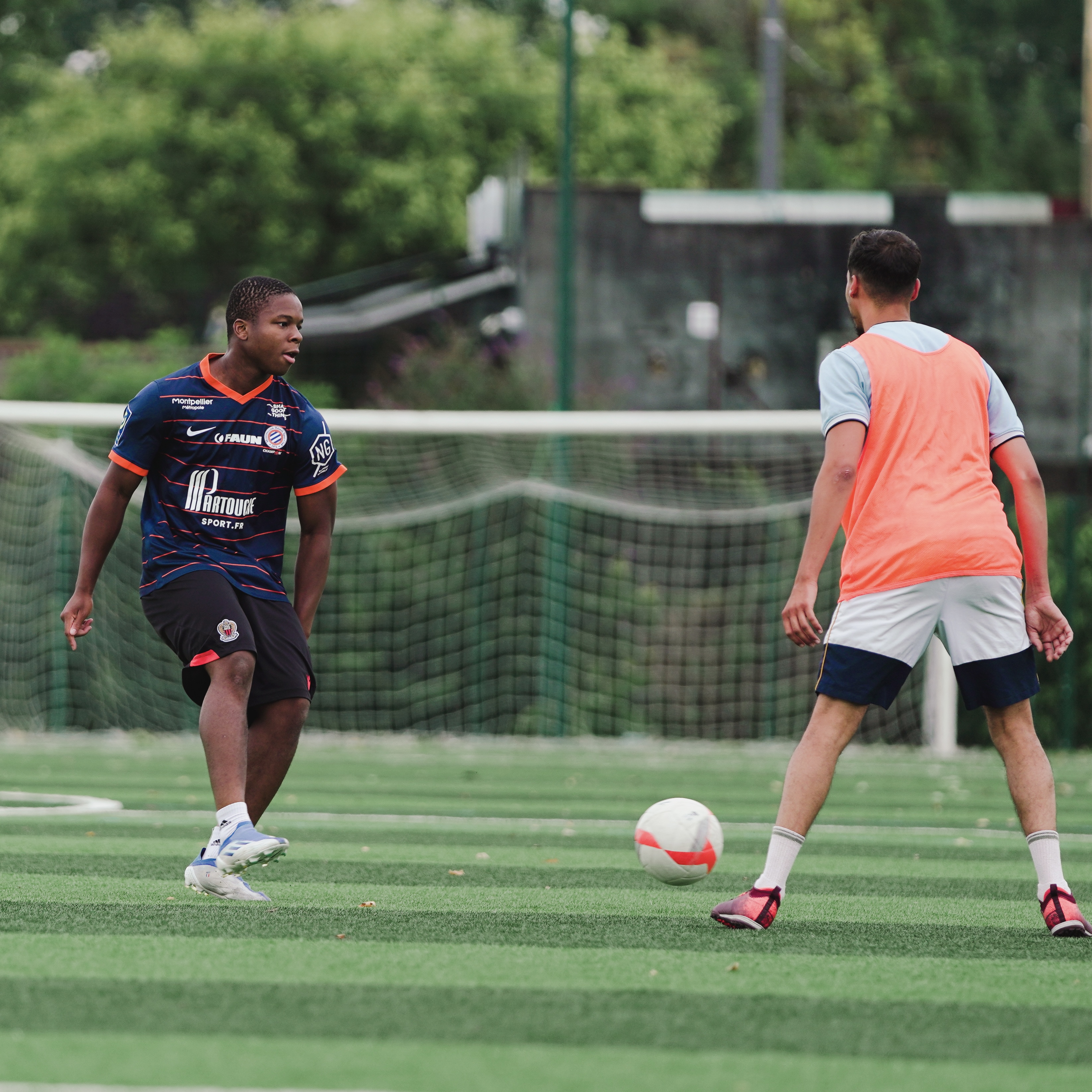 Photo d'un joueur de foot avec le ballon au pied Photo d'un joueur de foot avec le ballon au pied