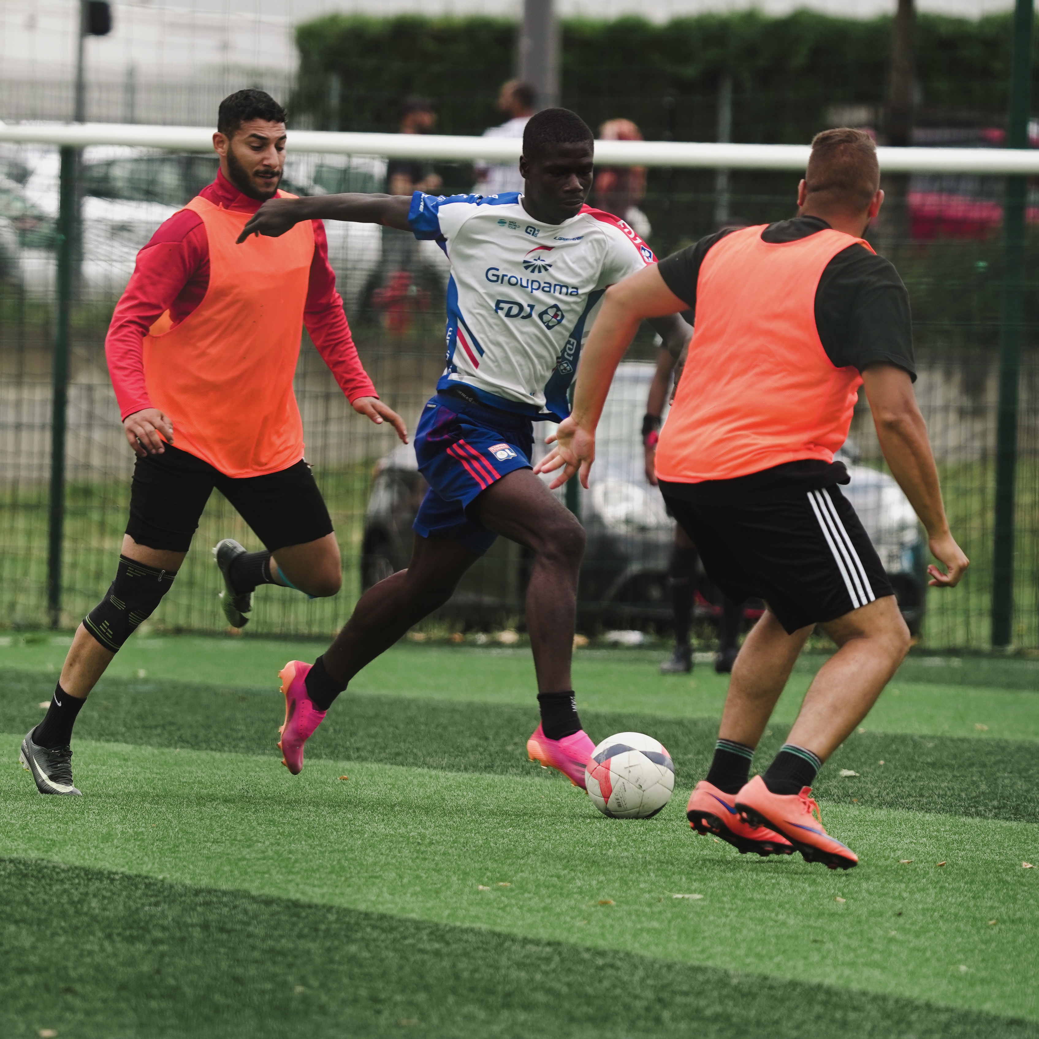 Photo d'un joueur de foot avec le ballon au pied et qui est capitaine Photo d'un joueur de foot avec le ballon au pied et qui est capitaine