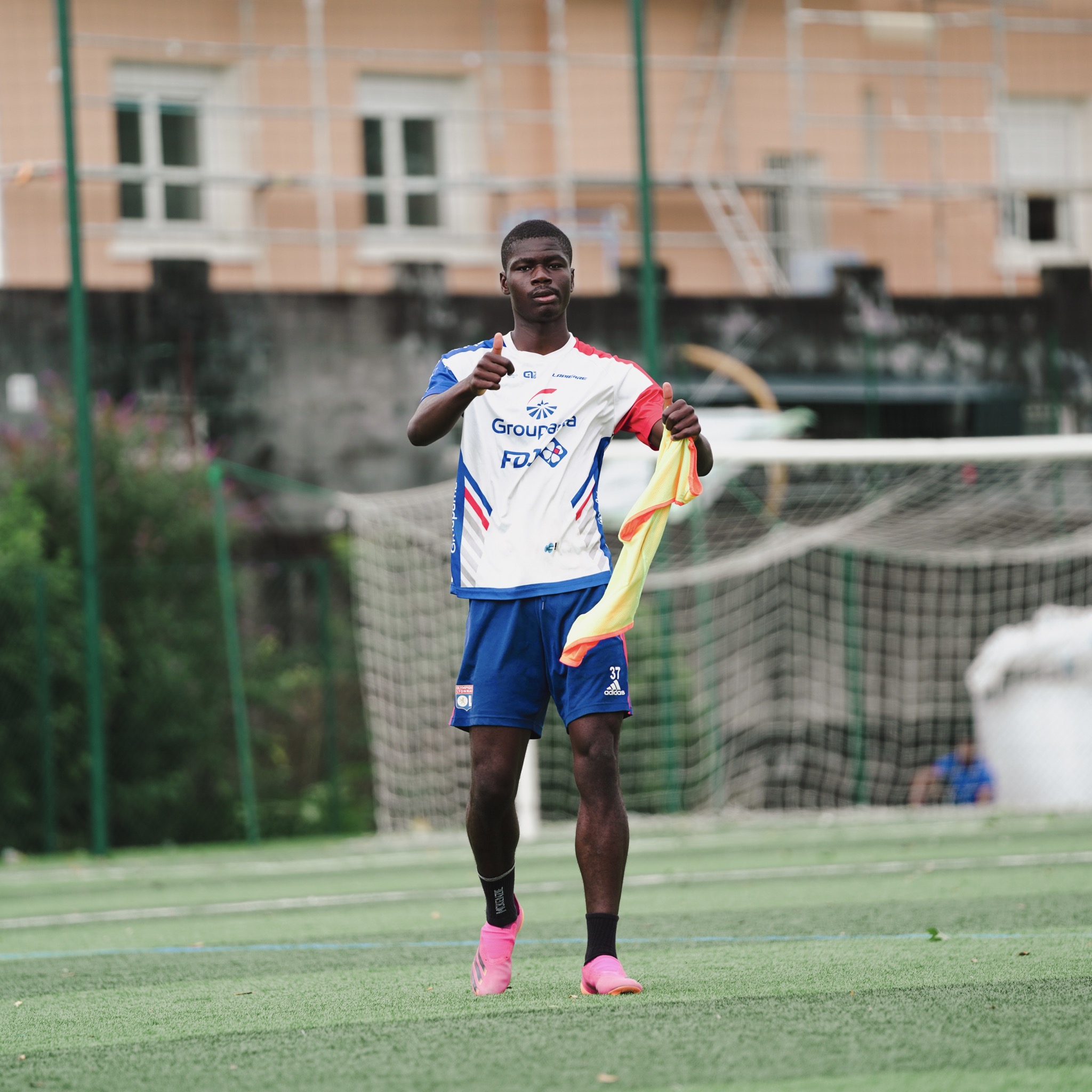 Photo d'un joueur de foot avec le ballon au pied et qui est capitaine Photo d'un joueur de foot avec le ballon au pied et qui est capitaine