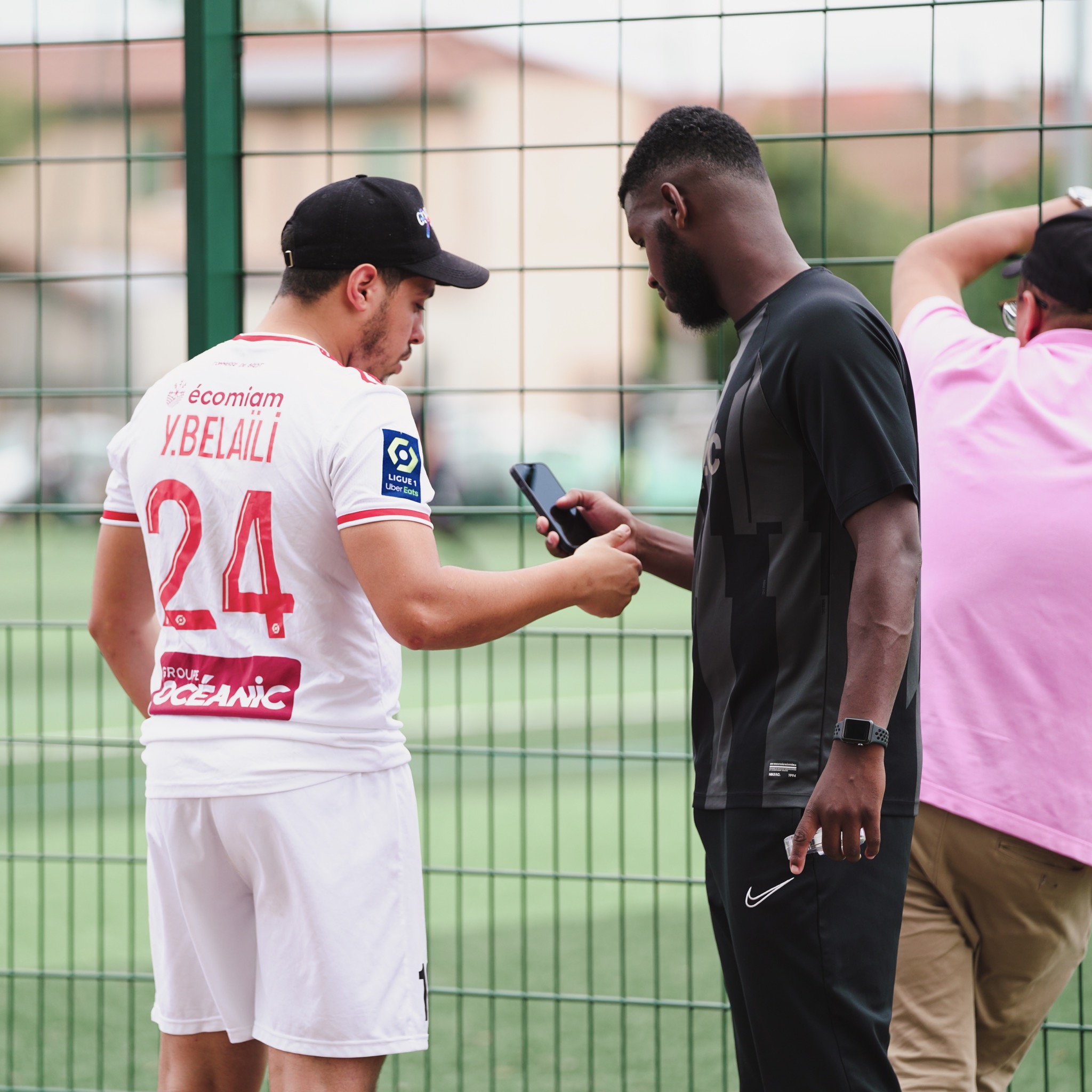 Photo d'un joueur de foot avec le ballon au pied et qui est capitaine Photo d'un joueur de foot avec le ballon au pied et qui est capitaine
